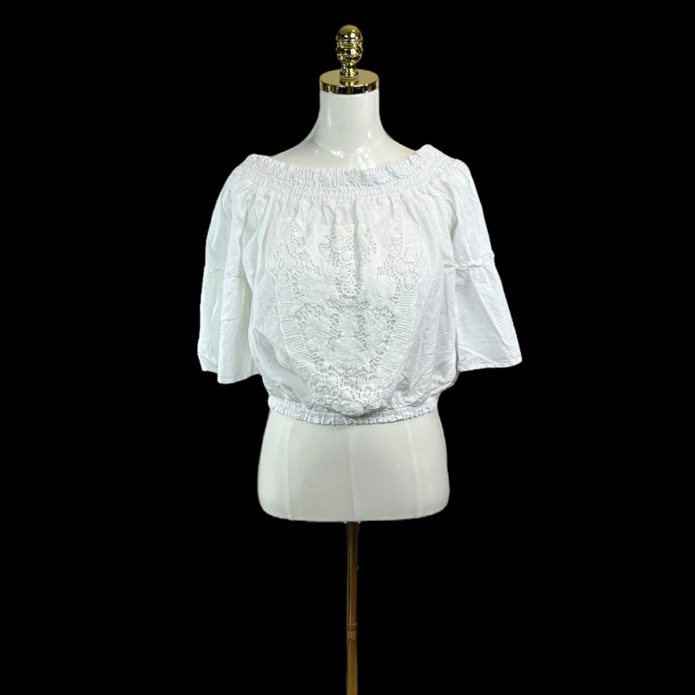 Woman’s C+J Collection white cropped crochet overlay off shoulder blouse size L